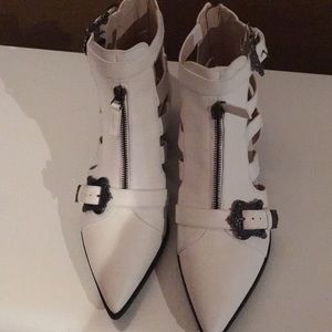 New Nine West | Carillo White Cut-Out  Booties